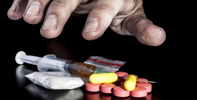 مستشفى الرستاق تبرز مخاطر المخدرات في حملة توعوية